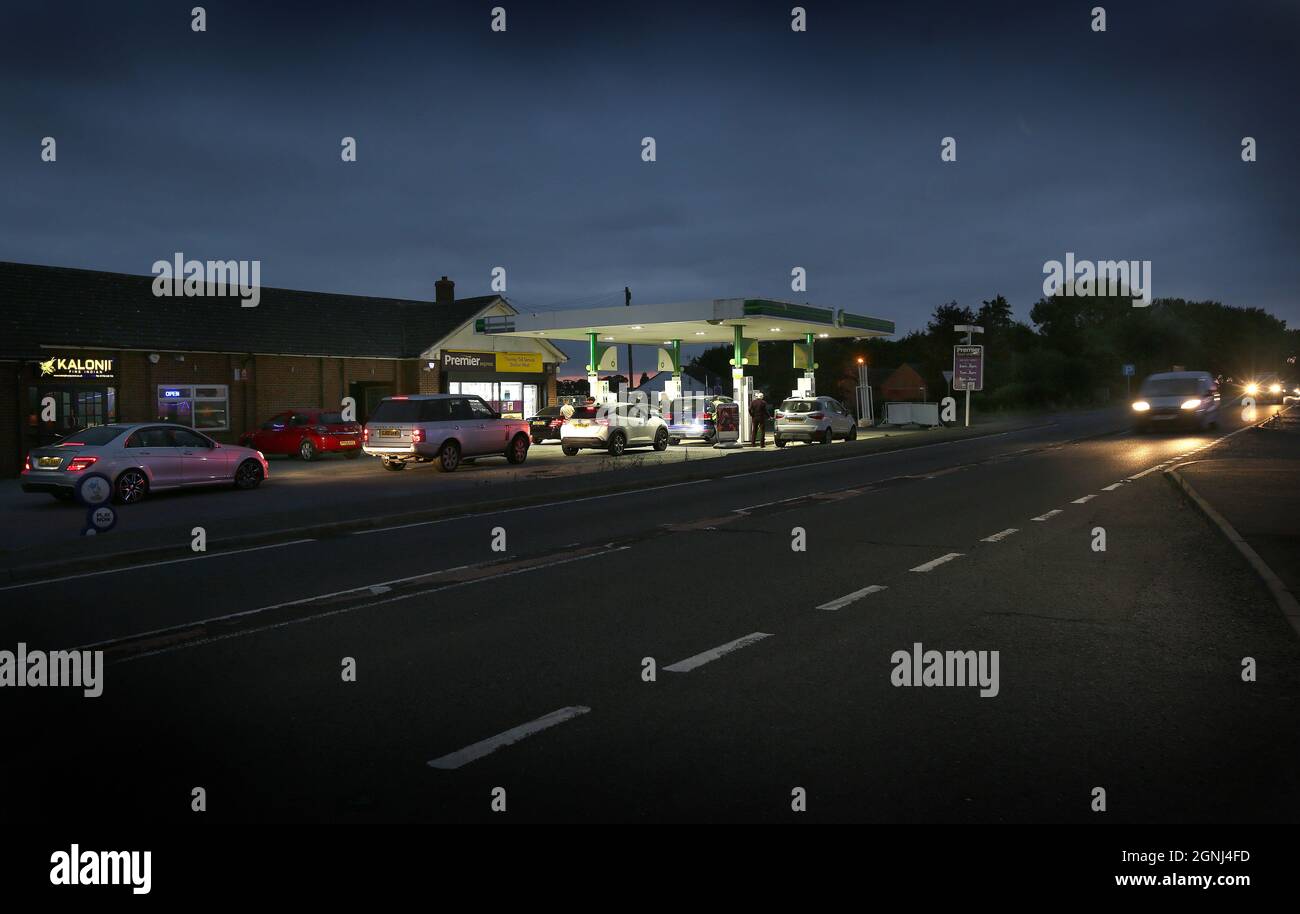 Peterborough, Royaume-Uni. 25 septembre 2021. Les clients font la queue pour le carburant dans une station-service Esso, près de Peterborough.Une pénurie de conducteurs de véhicules lourds (HGV) a réduit la quantité de carburant dans les garages. Esso limite ses clients à 30.00 £ de carburant jusqu'à ce que la livraison revienne à la normale. (Photo de Martin Pope/SOPA Images/Sipa USA) crédit: SIPA USA/Alay Live News Banque D'Images