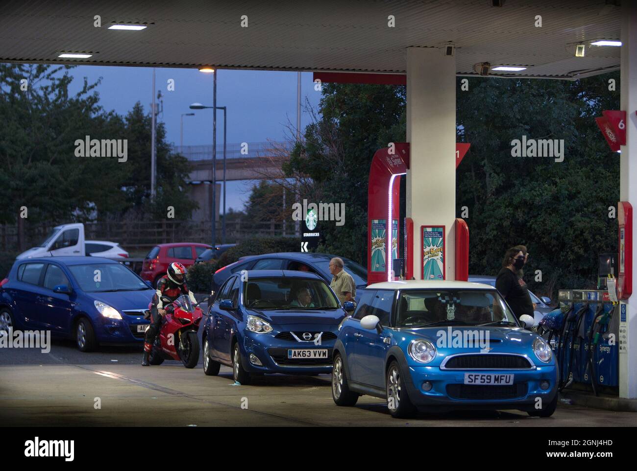 Peterborough, Royaume-Uni. 25 septembre 2021. Les clients font la queue pour le carburant dans une station-service Esso, près de Peterborough.Une pénurie de conducteurs de véhicules lourds (HGV) a réduit la quantité de carburant dans les garages. Esso limite ses clients à 30.00 £ de carburant jusqu'à ce que la livraison revienne à la normale. (Photo de Martin Pope/SOPA Images/Sipa USA) crédit: SIPA USA/Alay Live News Banque D'Images