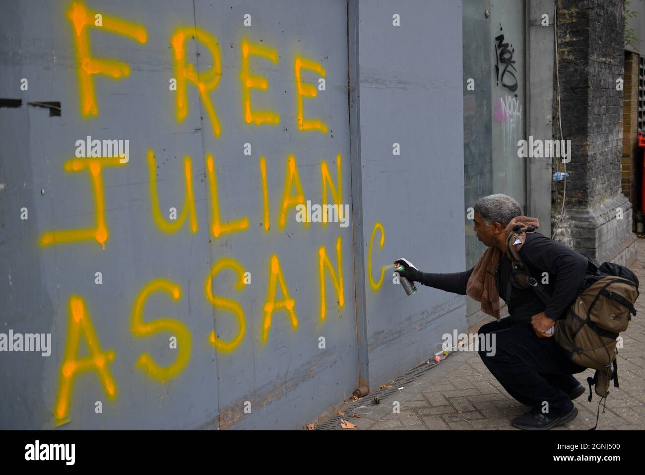 Londres, Royaume-Uni. 25 septembre 2021. Un manifestant peint un graffiti avec un slogan Julian Assange libre, pendant la manifestation.les manifestants anti-Vaccine et anti-covid 19 passeports se sont rassemblés à Hyde Park et ont défilé dans le centre de Londres. Crédit : SOPA Images Limited/Alamy Live News Banque D'Images