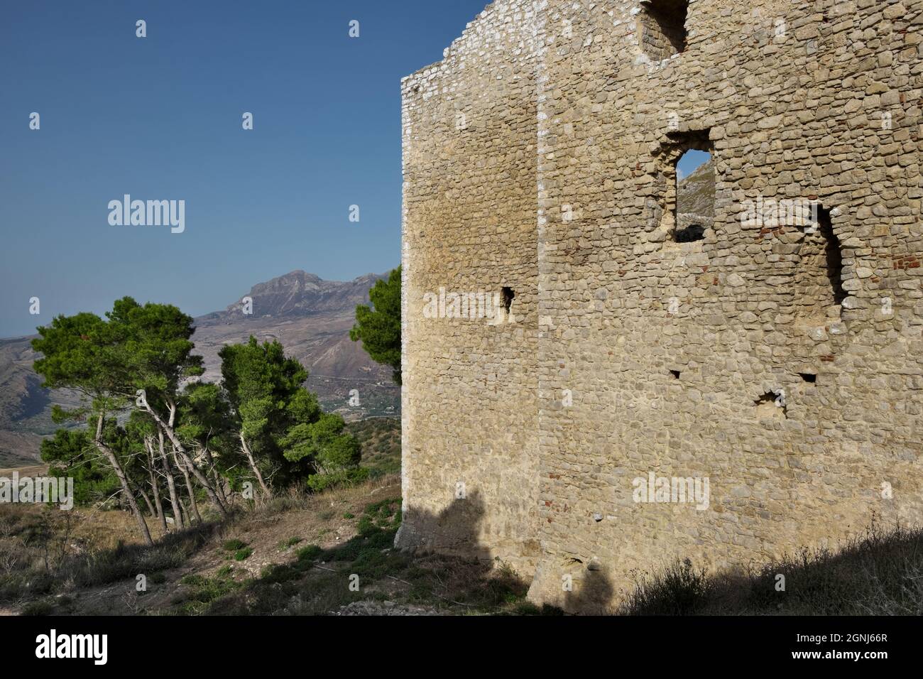 château de montagne en Sicile ruines de la vieille ville fortifiée de Terravecchia à Caltavuturo (Palerme) Banque D'Images