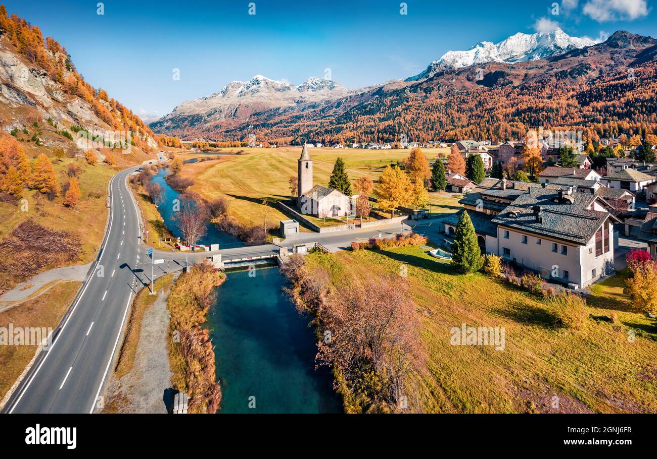 Vue depuis le drone volant de l'église San Lurench dans le village de Sils im Engadin. Captivante scène matinale des Alpes suisses. Magnifique paysage du lac de Sils, SW Banque D'Images