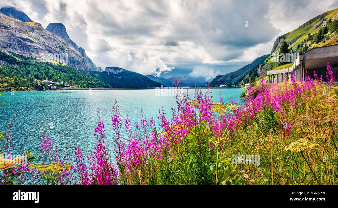 Superbe vue du matin sur le lac Fedaia. Magnifique scène estivale des Alpes Dolomiti, Gran POZ, Trentin-Haut-Adige/région Sudtirol, Italie, Europe. Être Banque D'Images