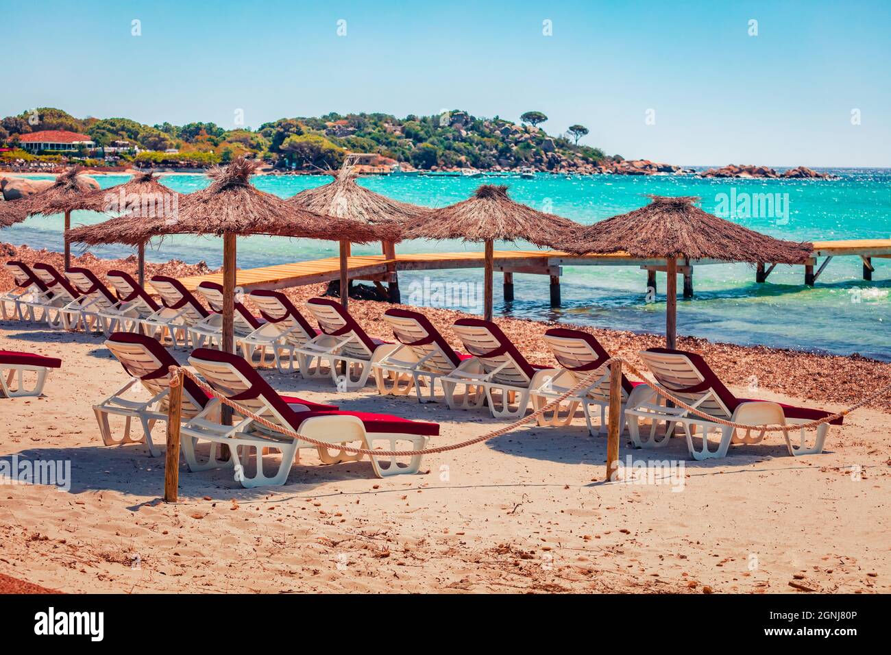 Vue d'été lumineuse sur la plage de Santa Giulia. Pittoresque scène matinale de l'île de Corse, France, Europe. Paysage marin ensoleillé de la mer Méditerranée. Déplacement Banque D'Images