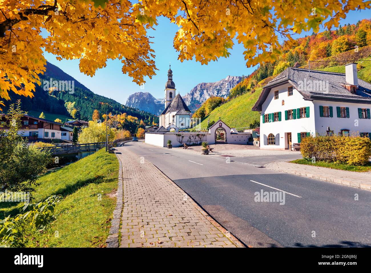 Magnifique scène matinale de l'église paroissiale de Saint-Sébastien. Vue d'automne colorée sur les Alpes bavaroises, emplacement du village de Ramsau BEI Berchtesgaden. Brillant Banque D'Images