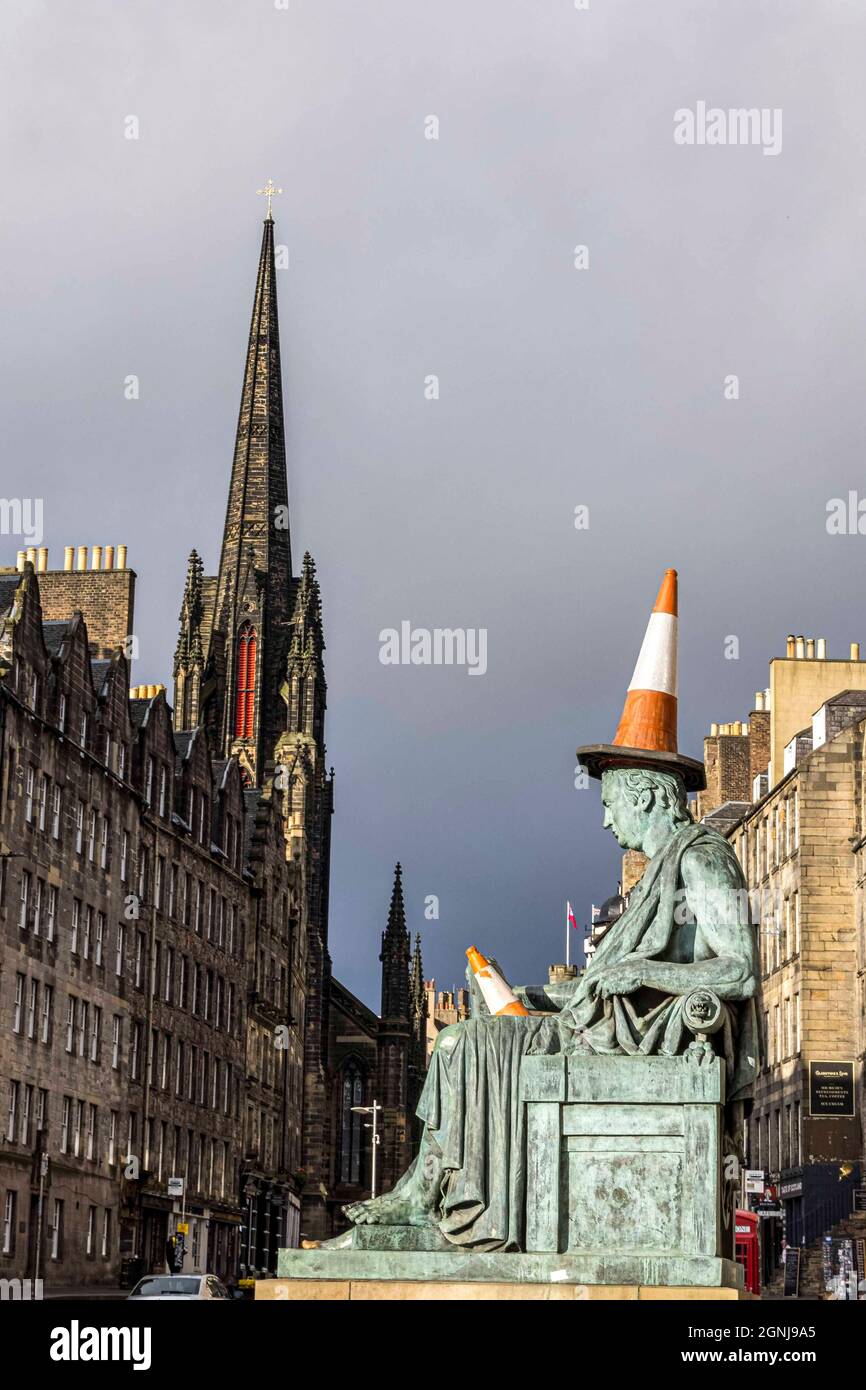 Édimbourg, Écosse, Royaume-Uni. 26 septembre 2021. En photo : à l'occasion du retour des étudiants à Édimbourg, les plaisanteries des vieux étudiants sont réétablies avec le placement stratégique de cônes sur la statue de David Hume, sur le Royal Mile. Crédit : Rich Dyson/Alay Live News Banque D'Images