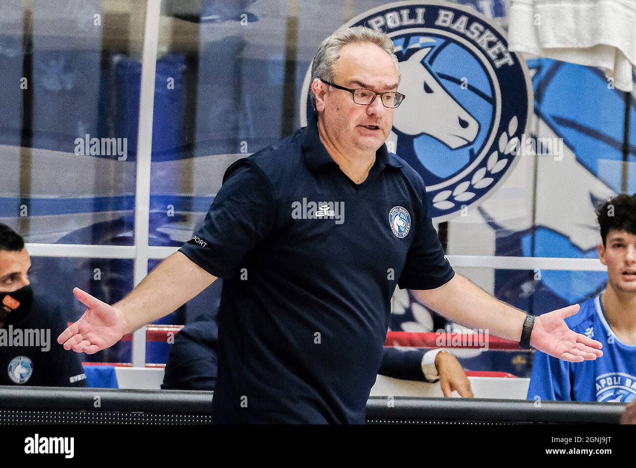 Stefano Sacripanti, entraîneur italien de Naples, lors du match de basketball A1 entre le panier de napoli de la SSC et l'échange Armani Milano au Palabarbuto à Naples, dans le sud de l'Italie, le 25 septembre 2021. Banque D'Images