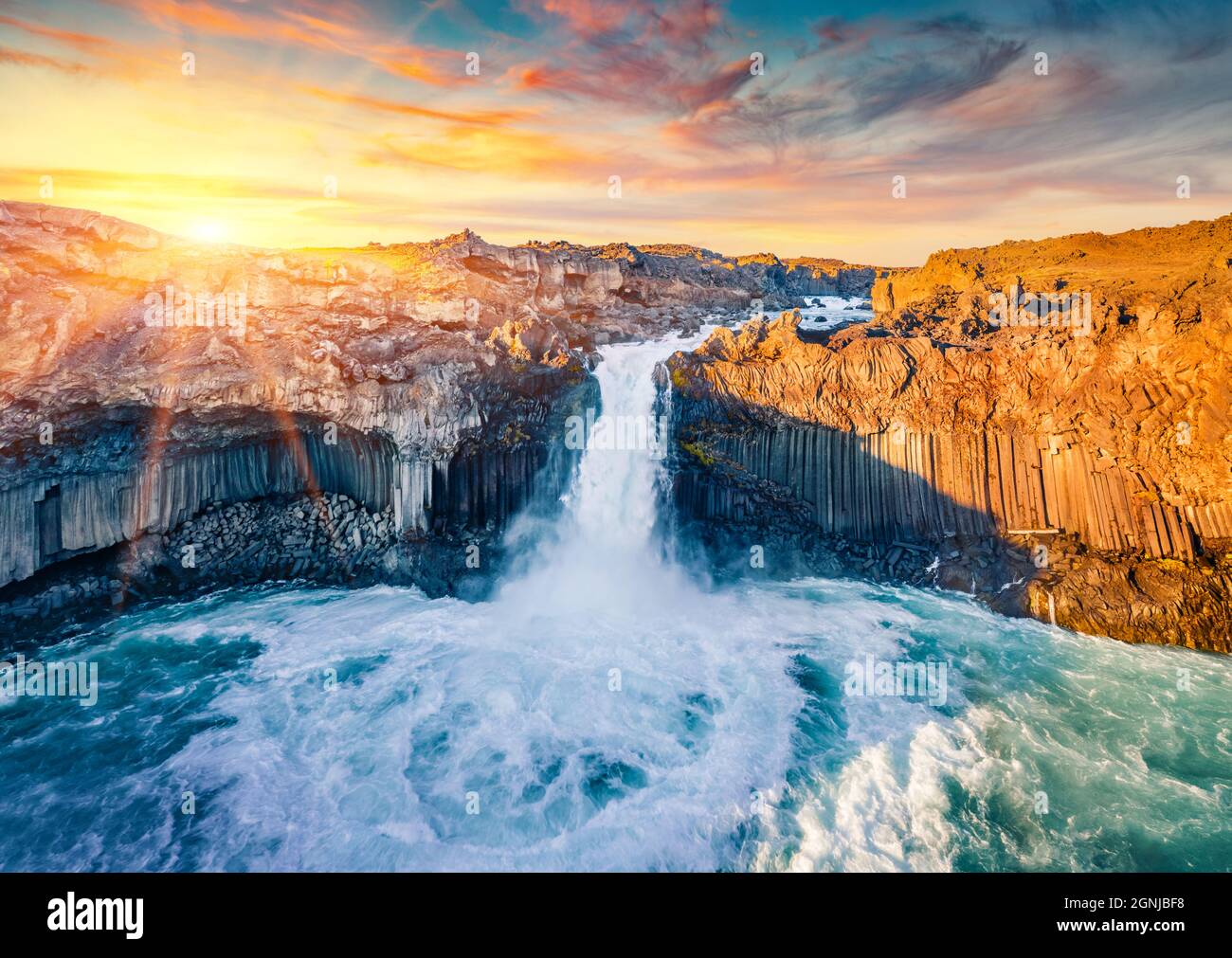 Vue depuis un drone volant. Coucher de soleil d'été sur la cascade d'Aldeyjarfoss. Les derniers rayons de soleil tombent sur les pentes du canyon de la rivière Skjalfandafljot. AER Banque D'Images