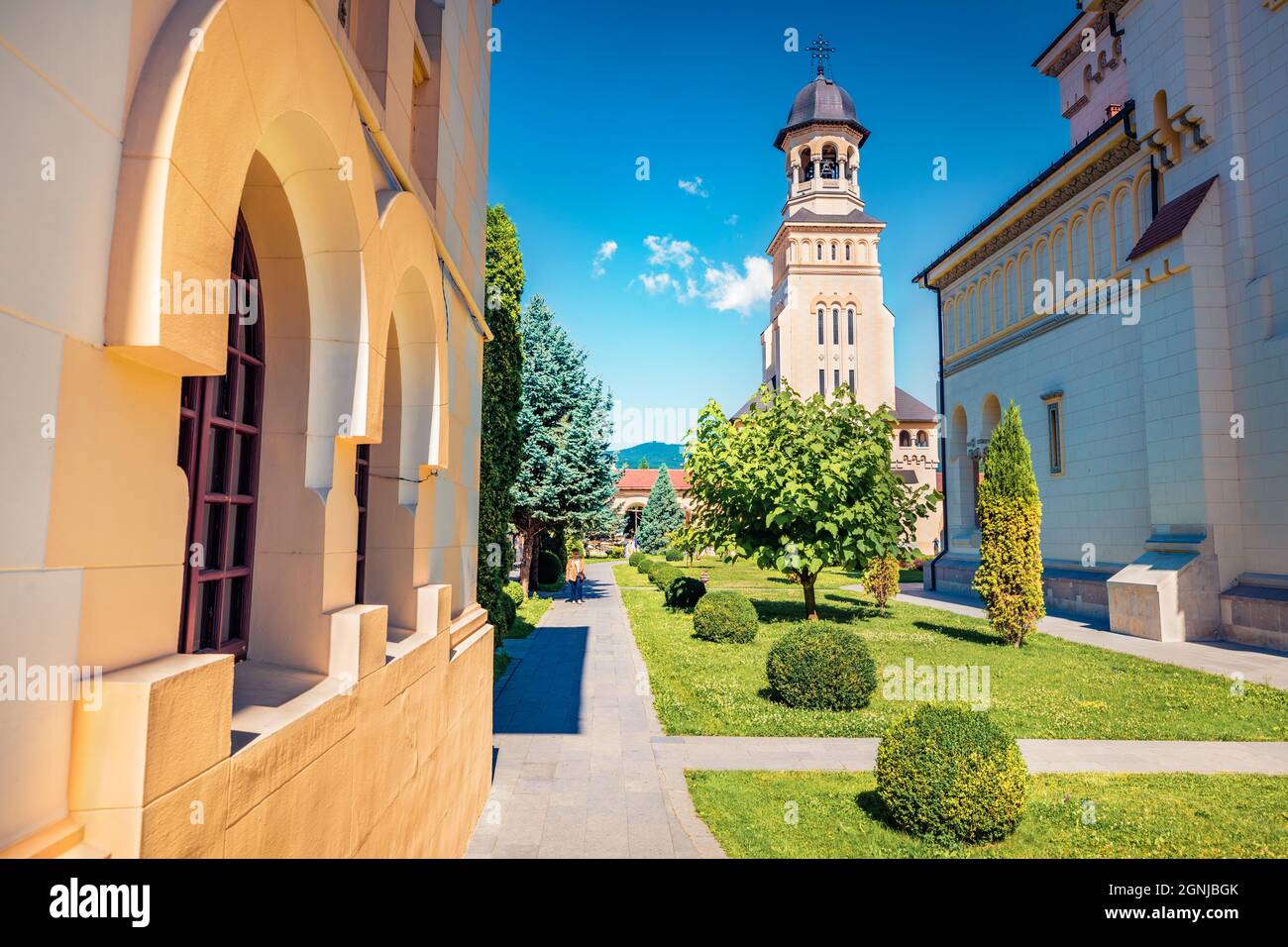 Vue en soirée ensoleillée sur la cathédrale orthodoxe de Coronation, dans la forteresse d'Alba Iulia. Magnifique scène estivale de Transylvanie, ville d'Iulia Alba, Roumanie, Europe Banque D'Images