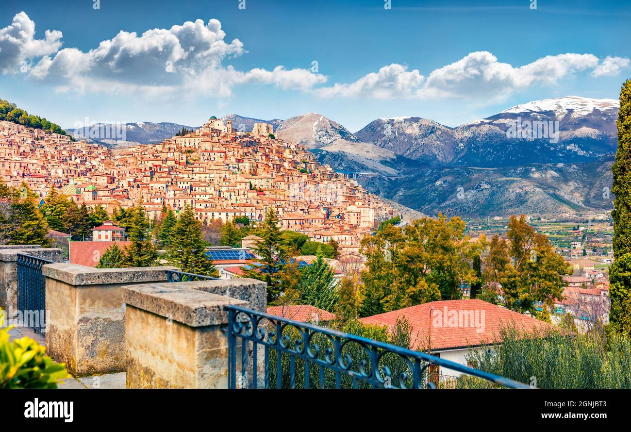 Magnifique paysage urbain printanier de la ville de Morano Calabro. Une scène matinale spectaculaire en Italie, en Europe. Beau monde des pays méditerranéens. Déplacement Banque D'Images