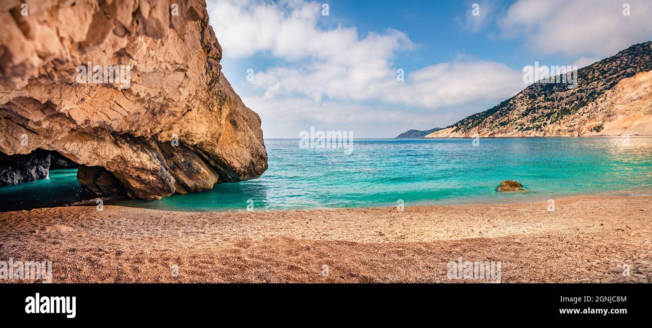 Vue panoramique sur la plage de Myrtos. Stunnig scène matinale de l'île de Céphalonie, emplacement du village de Divarata, Grèce, Europe. Paysage marin d'Ionia Banque D'Images