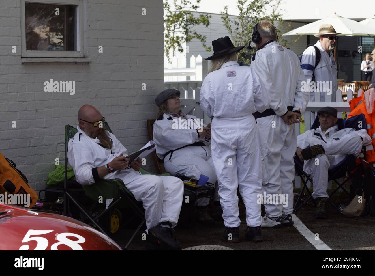 Il se charge de la marshals au repos entre les sessions dans la zone de l'Assemblée au Goodwood Revival Banque D'Images