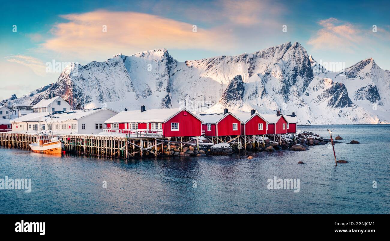 Captivant paysage urbain d'hiver de petite ville de pêche - Hamnoy, Norvège, Europe. Magnifique paysage marin matinal de la mer de Norvège. Paysage emblématique de Lofoten I Banque D'Images