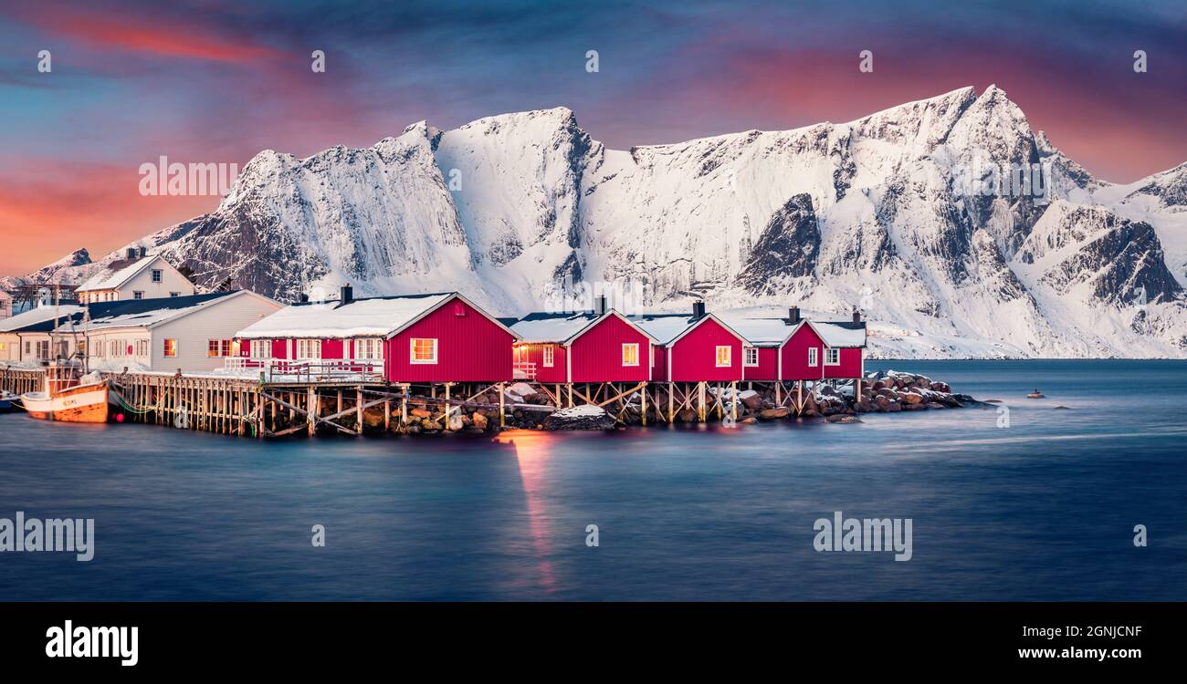 Paysage urbain d'hiver panoramique de petite ville de pêche - Hamnoy, Norvège, Europe. Pittoresque paysage marin matinal de la mer de Norvège. Paysage emblématique de Lofoten Banque D'Images