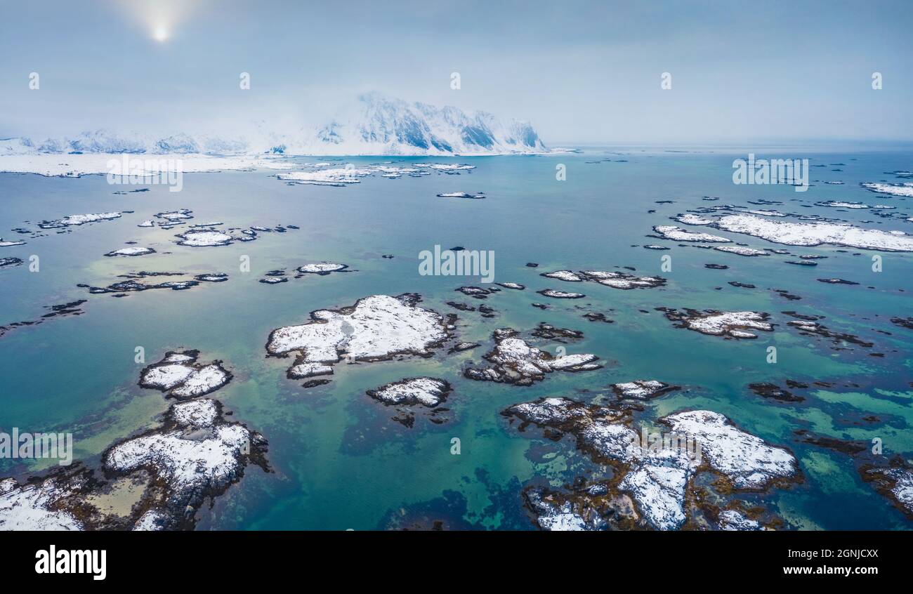 Vue depuis le drone volant de la baie de Valvika. Paysage marin hivernal impressionnant de la mer norvégienne. Beauté de la nature sur le cercle polaire. Fantastique monde de Lofoten Isl Banque D'Images