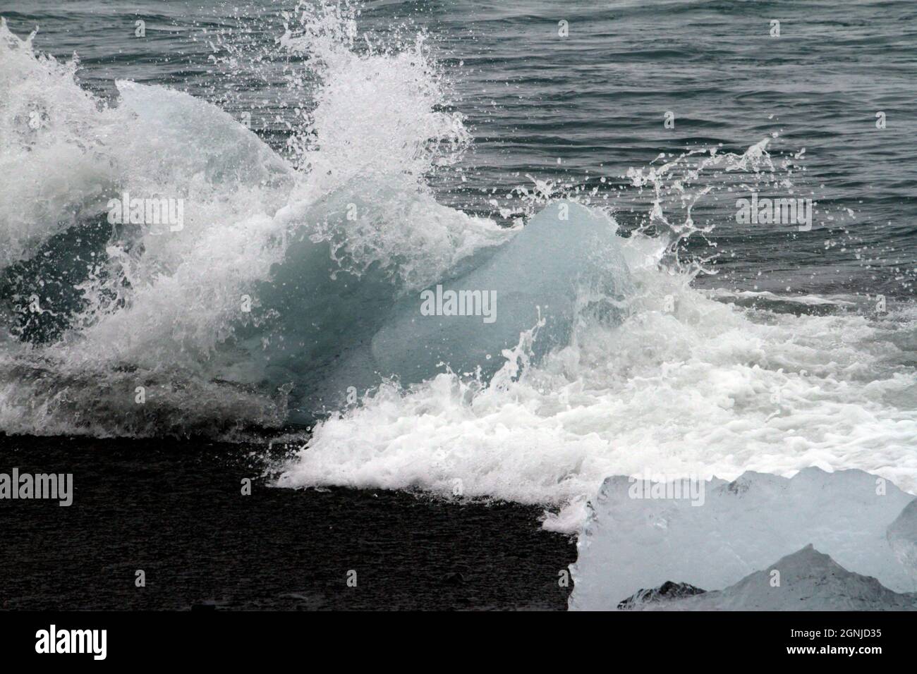 Morceaux de glace glaciale lavés à terre à Diamond Beach, en Islande Banque D'Images