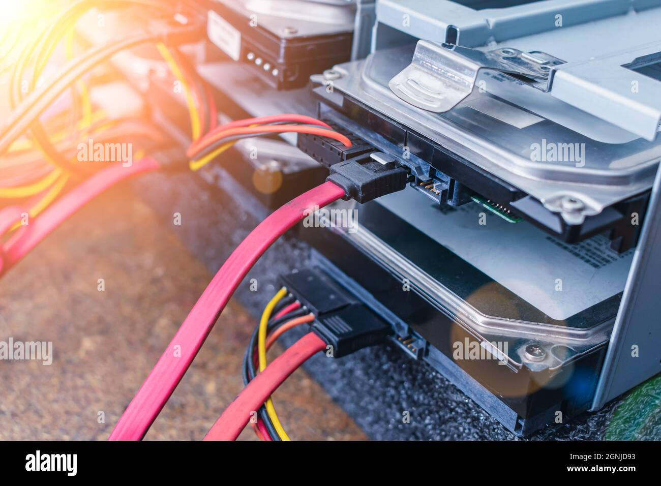 Le câble est connecté au disque dur du serveur pour le stockage et le  transfert de données Photo Stock - Alamy