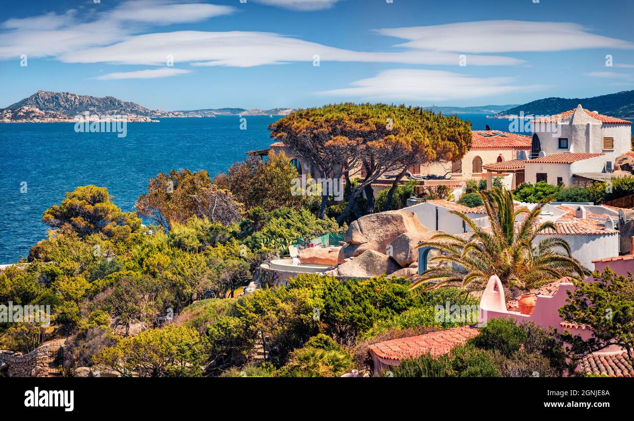 Chaude journée d'été à Rafael port, province d'Olbia-Tempio, Italie, Europe. Vue lumineuse du matin sur la Sardaigne. Paysage marin coloré de la mer Méditerranée. TRAV Banque D'Images