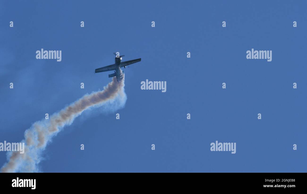 Maribor Airshow Slovénie AOÛT, 15, 2021 avion Aerobatic stationnaire immergé verticalement dans le ciel bleu. MX Aircraft MXS par Veres Zoltan Banque D'Images