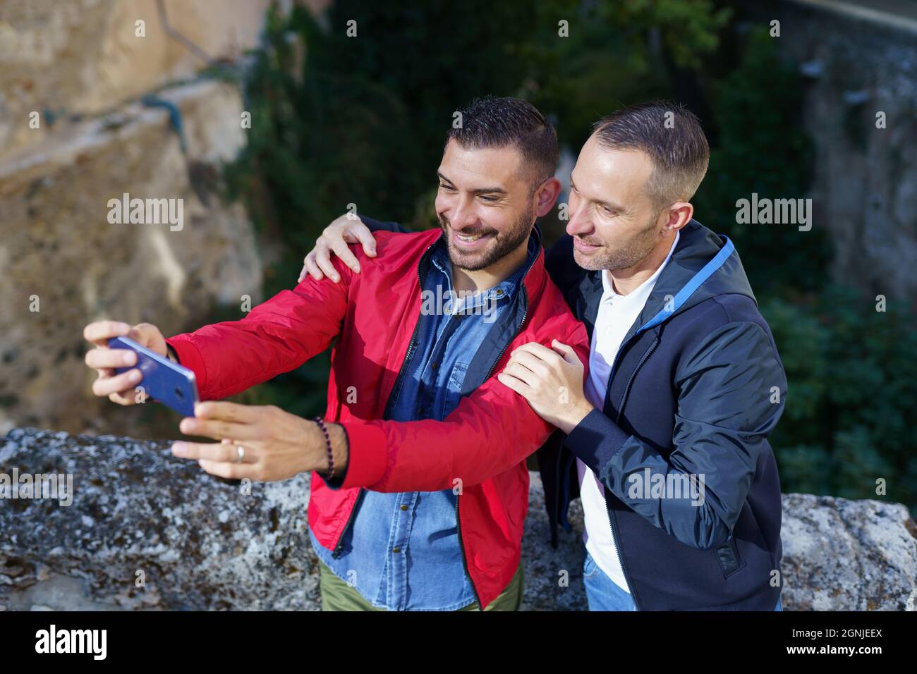 Couple gay faisant un selfie avec leur smartphone. Banque D'Images