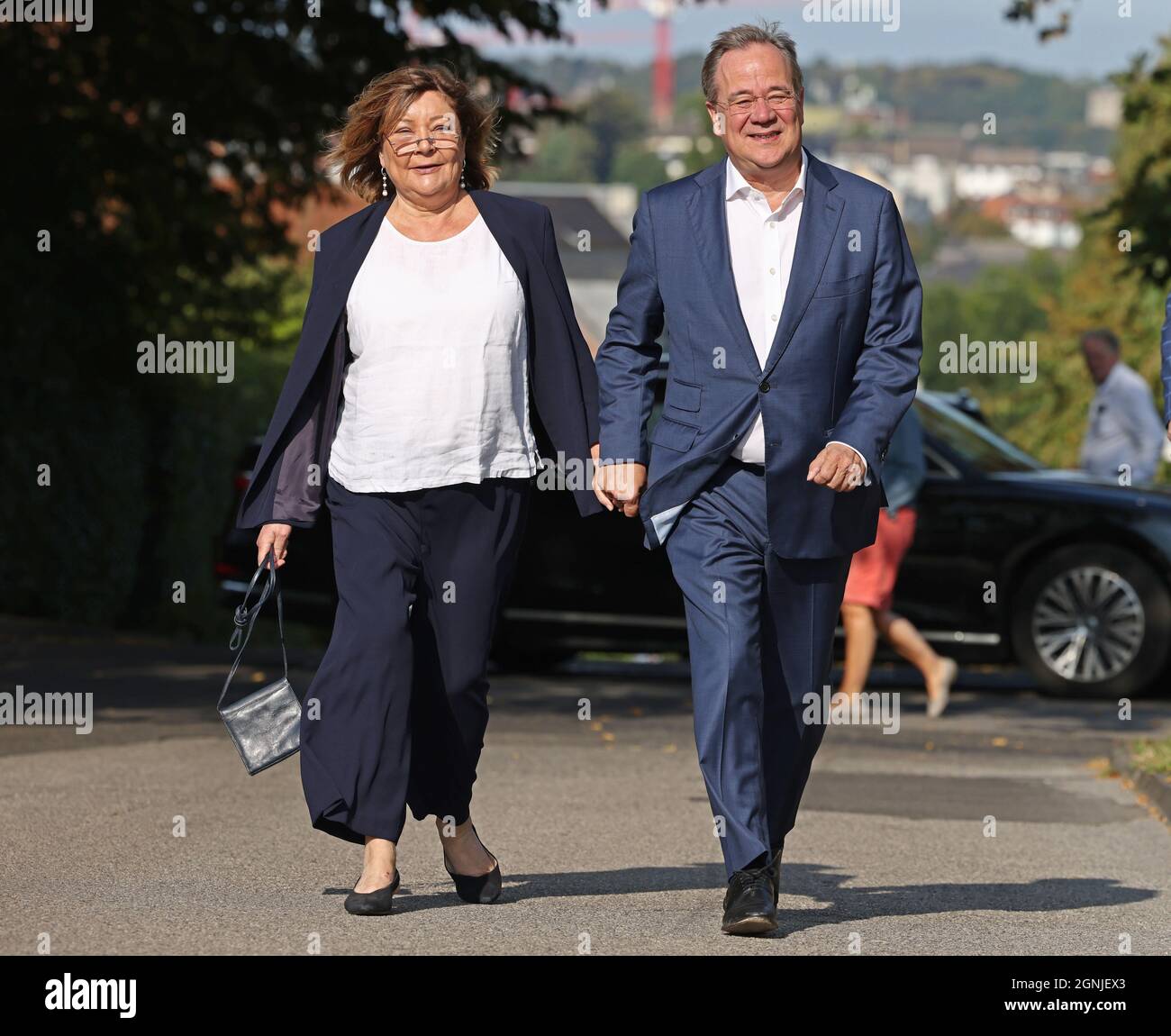 Aix-la-Chapelle, Allemagne. 26 septembre 2021. Armin Laschet, Président fédéral de la CDU, candidat de premier plan de son parti et ministre président de la Rhénanie-du-Nord-Westphalie et son épouse Susanne arrivent aux urnes. Credit: Rolf Vennenbernd/dpa-Pool/dpa/Alay Live News Banque D'Images