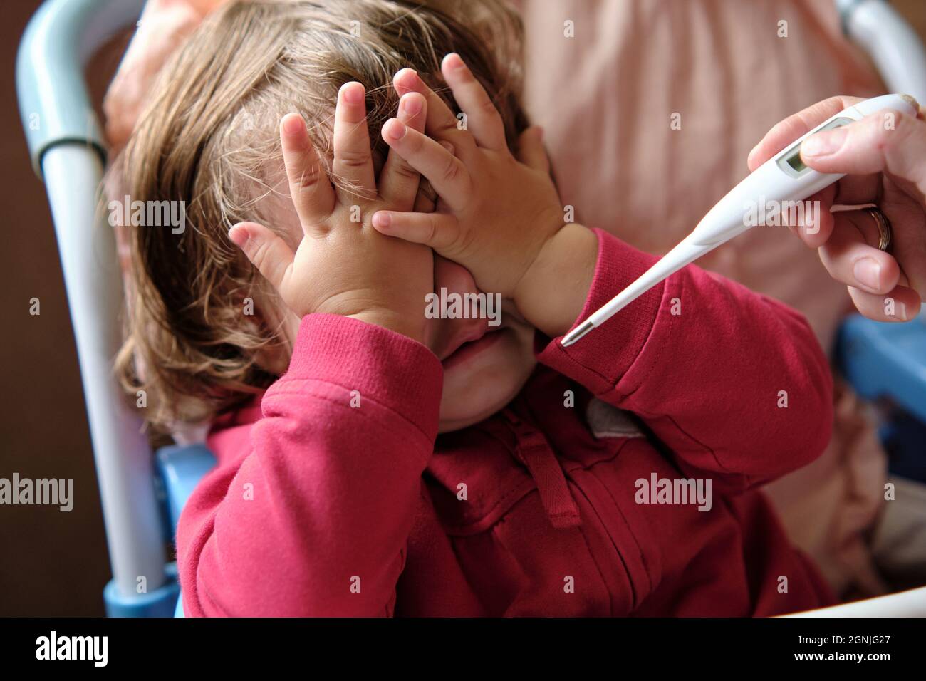 Le Petit Bebe Effraye Ne Veut Pas Mesurer La Temperature Mere Mesure La Temperature De Sa Petite Fille La Fille Est Malade Elle A De La Fievre Photo Stock Alamy