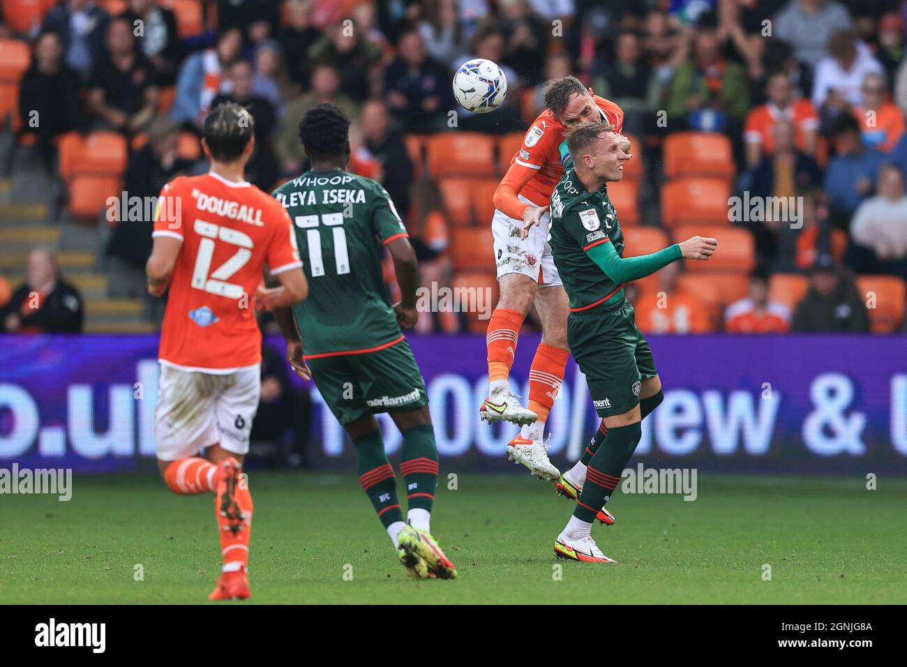 Richard Keogh #26 de Blackpool Heads a clairement dit Cauley Woodrow #9 de Barnsley pressions à Blackpool, Royaume-Uni le 9/25/2021. (Photo de Mark Cosgrove/News Images/Sipa USA) Banque D'Images