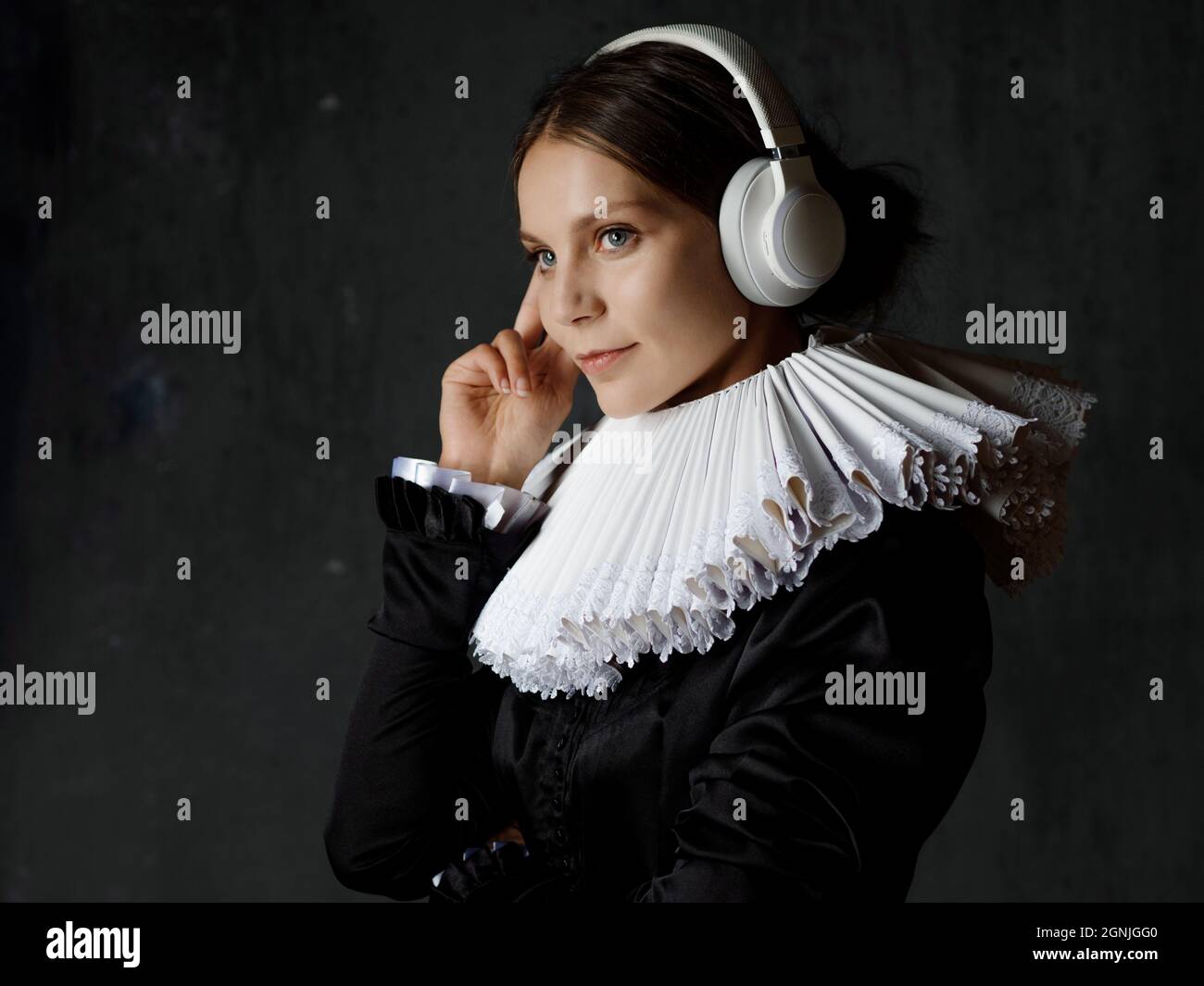 Une femme noble dans un ancien col rond apprécie la musique avec un casque  Bluetooth sans fil moderne. Portrait de style Renaissance Photo Stock -  Alamy