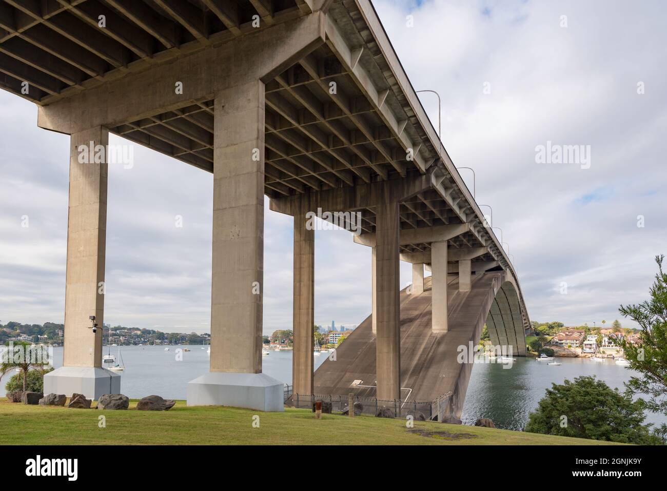 Le pont Gladesville est un pont de chemin de voûte en béton classé au patrimoine terminé en 1964, il était le plus long arc de béton à travée unique jamais construit. Banque D'Images