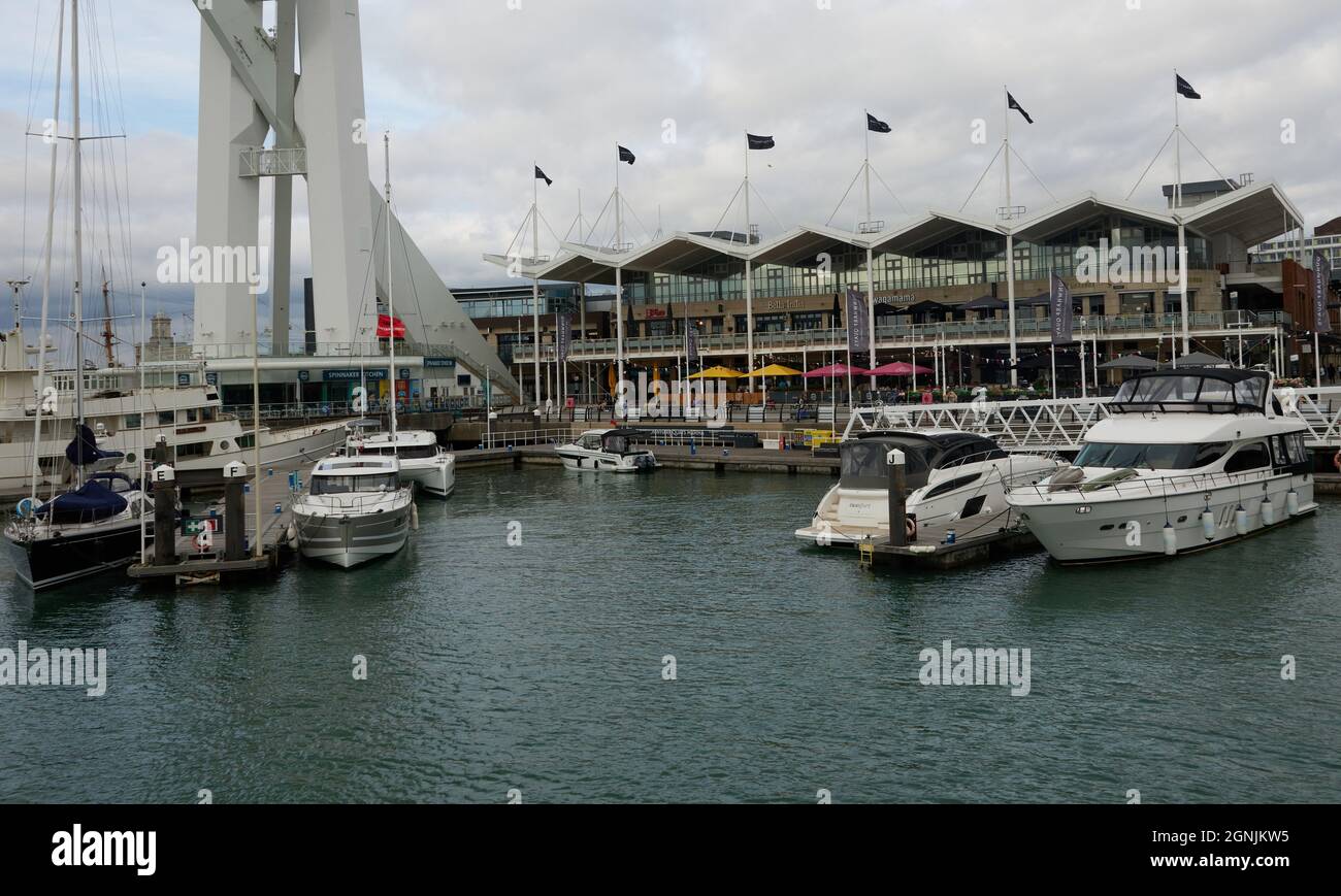 Restaurant dans le port de Portsmouth en septembre 2021. Banque D'Images