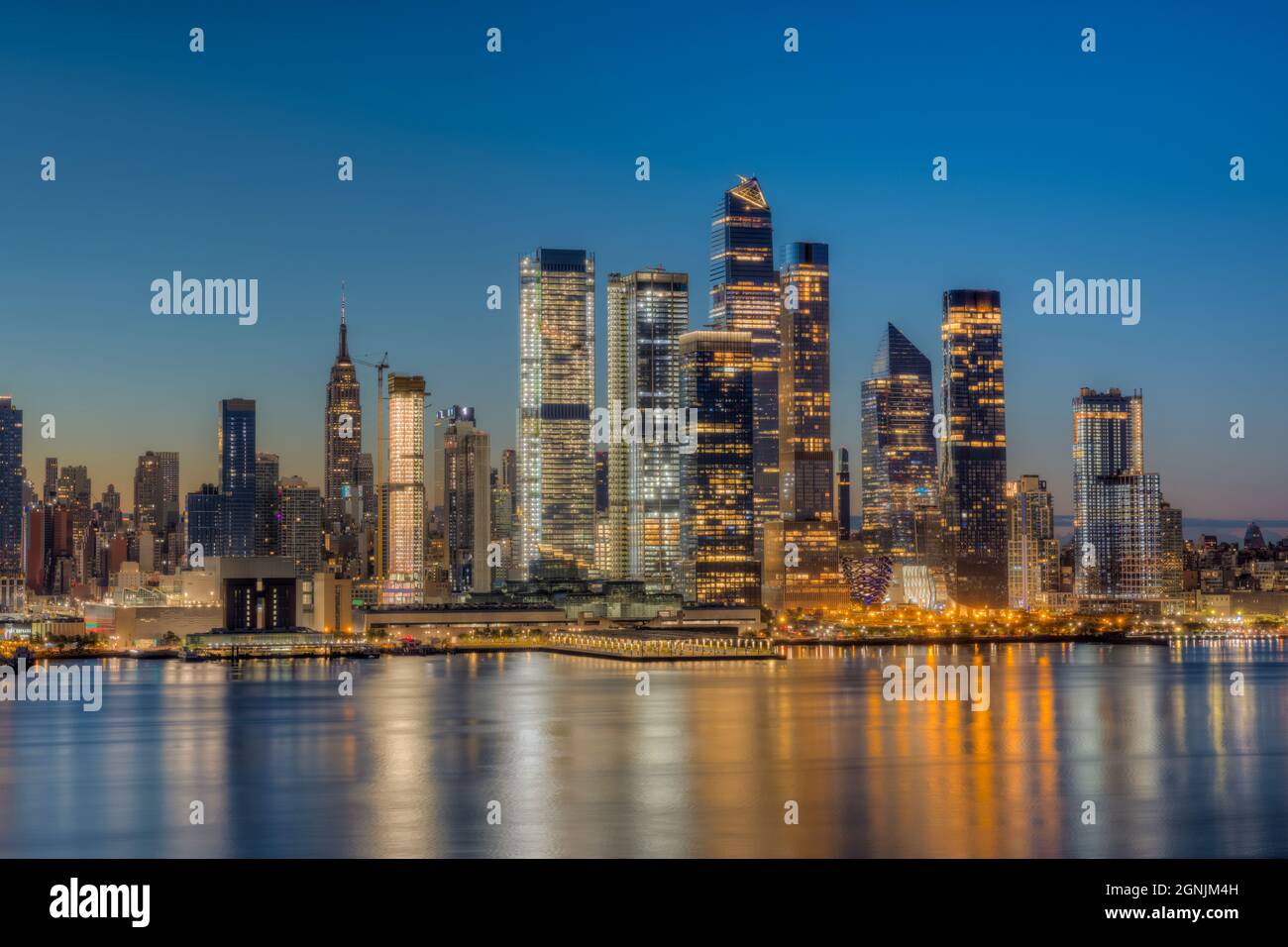 Le développement immobilier et d'autres bâtiments à usage mixte de Hudson yards sur le côté ouest de Manhattan à New York City pendant le crépuscule du matin. Banque D'Images