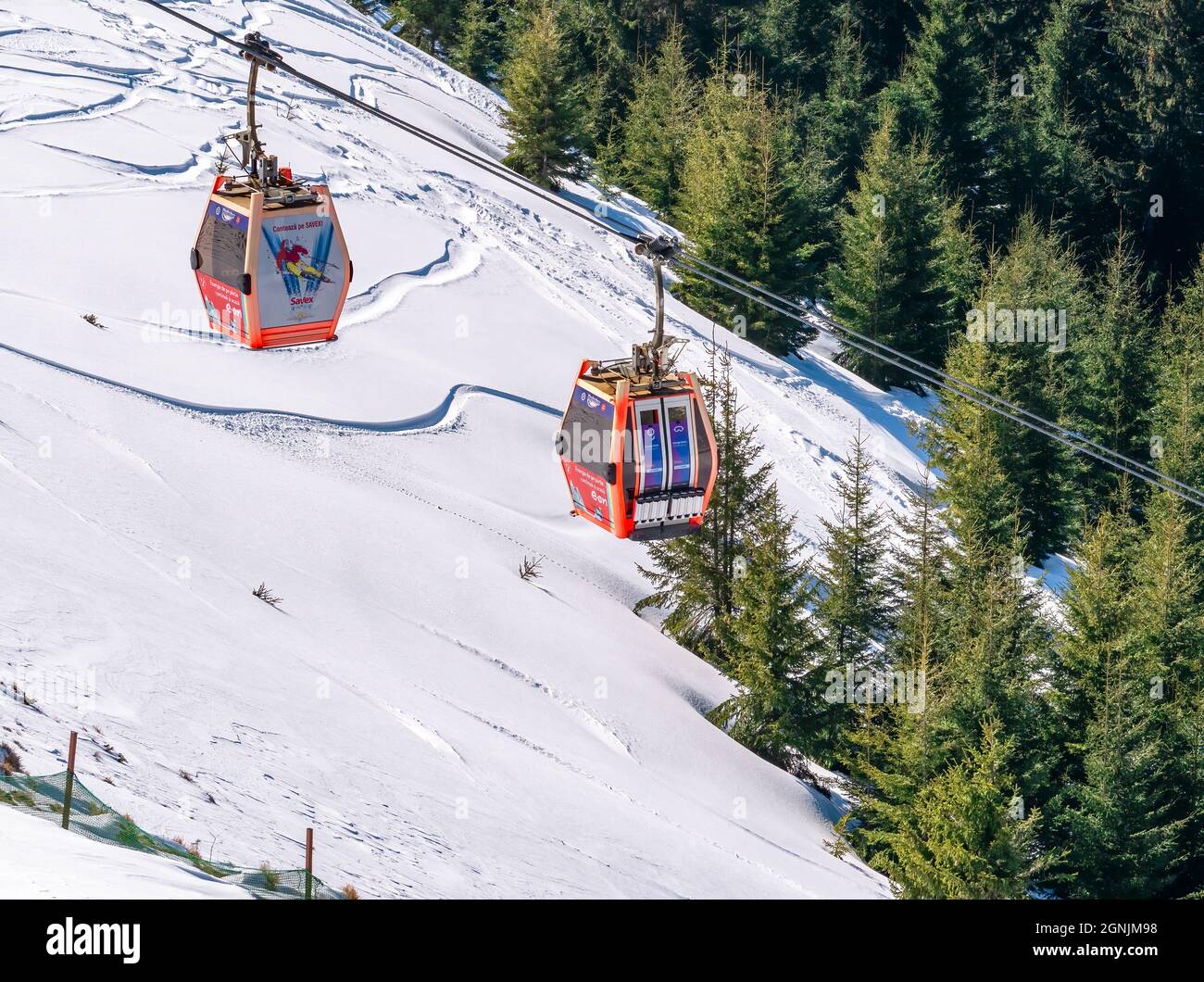 Azuga, Roumanie - 04.10.2021: Télécabine reliant la station de montagne Azuga à la piste de ski ou à la piste de Sorica Banque D'Images