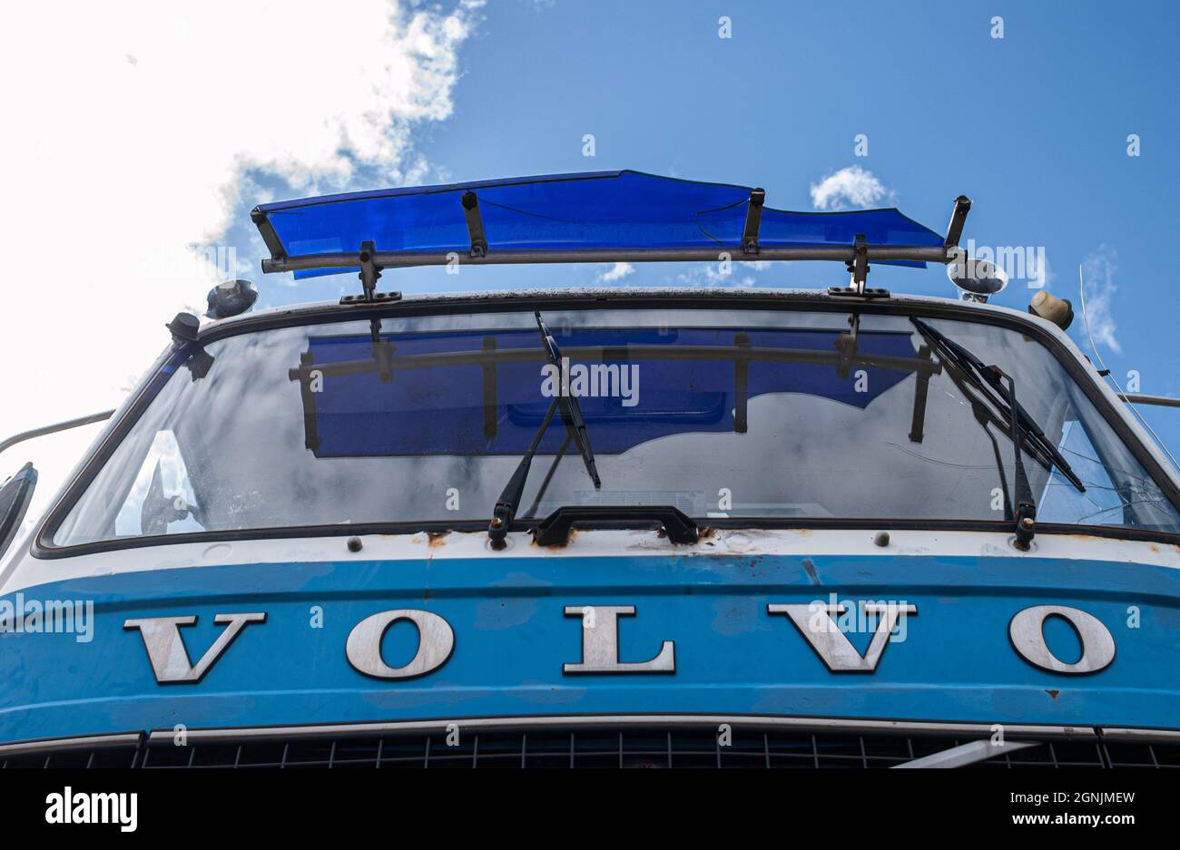 Lindesnes, Norvège - août 25 2005 : avant d'un camion F614 Volvo bleu et blanc. Banque D'Images