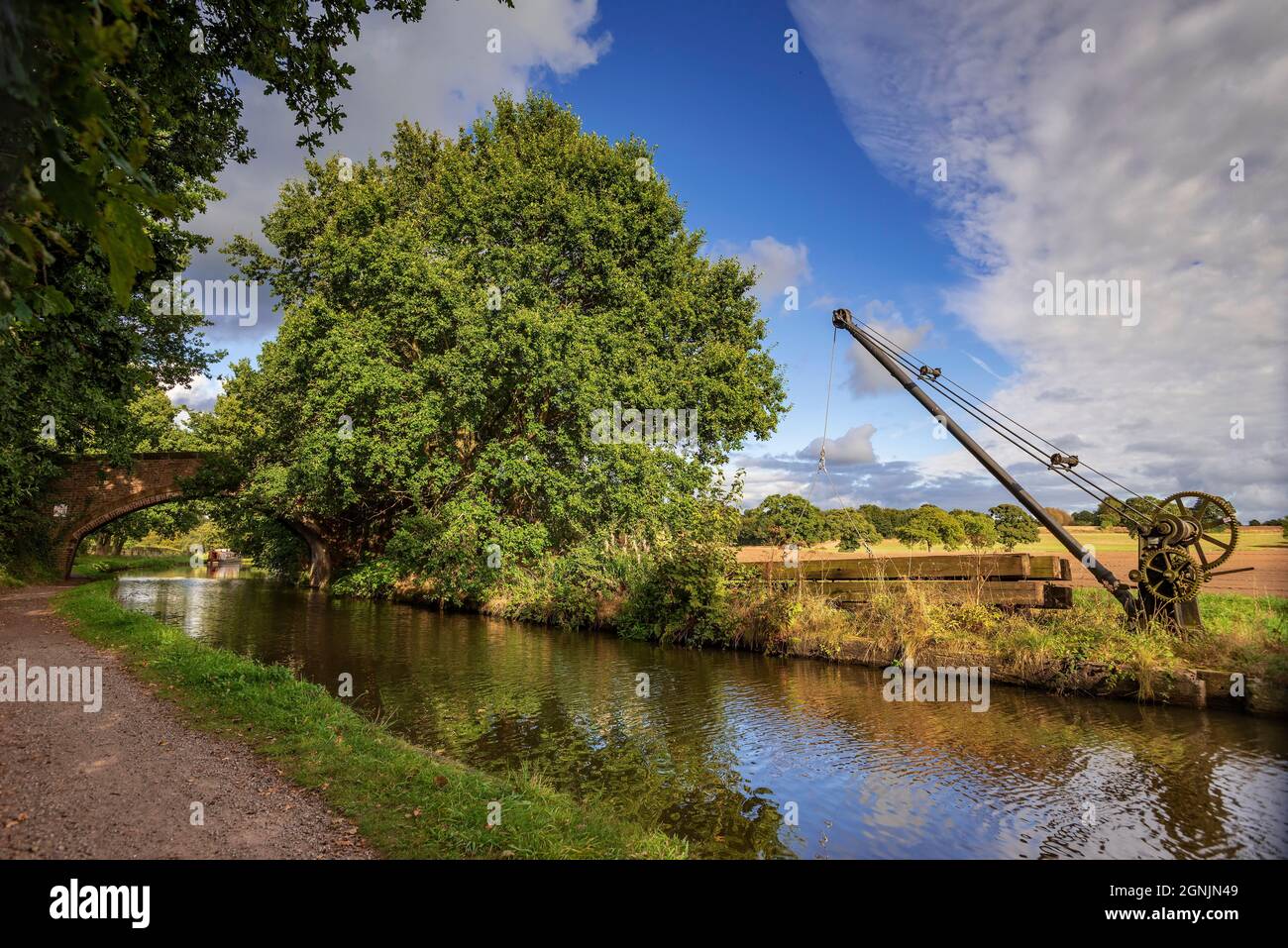 Une vieille grue ou un derrik dans la campagne du Cheshire le long du canal de Bridgewater près de Warrington. Banque D'Images