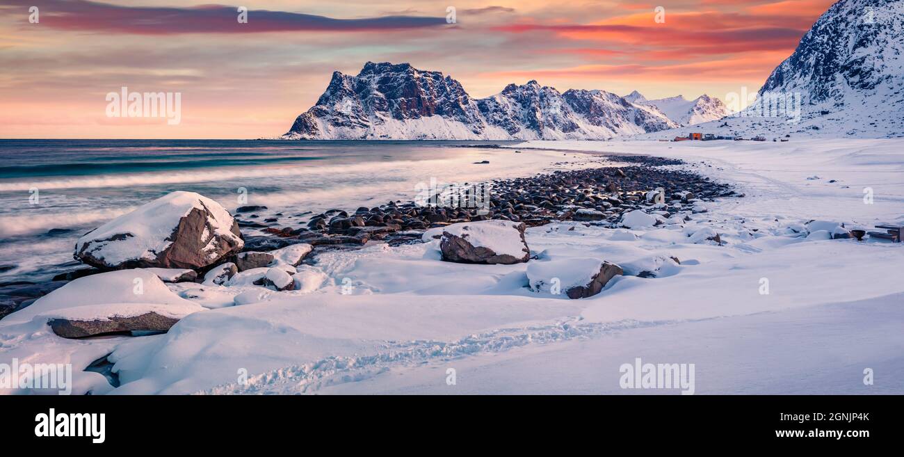 Vue panoramique le matin sur la plage de Haukland, Vastvagoy. Lever de soleil coloré sur l'île Lofoten, Norvège, Europe. Paysage marin extraordinaire de la mer de Norvège. La vie est terminée Banque D'Images