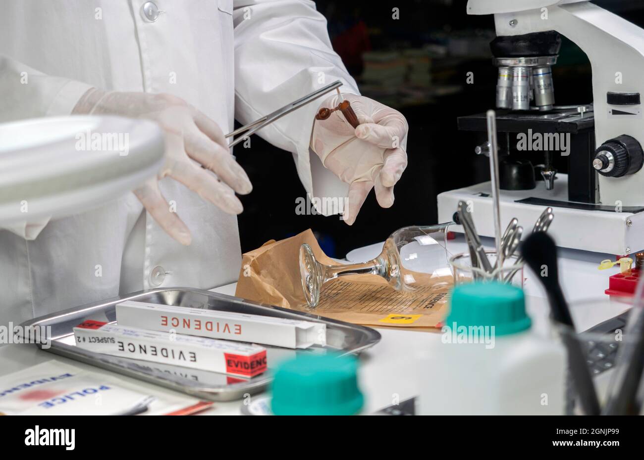 Un expert de la police obtient un échantillon de sang d'une coupe de verre cassée dans Criminalistic Lab, image conceptuelle Banque D'Images