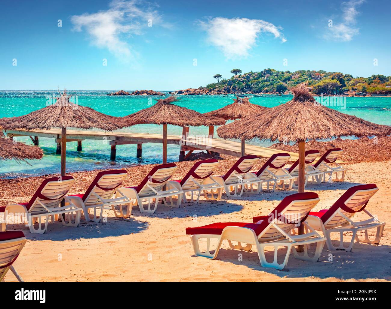 Belle vue d'été sur la plage de Santa Giulia. Scène matinale lumineuse de l'île de Corse, France, Europe. Paysage marin merveilleux de la mer Méditerranée. Déplacement Banque D'Images