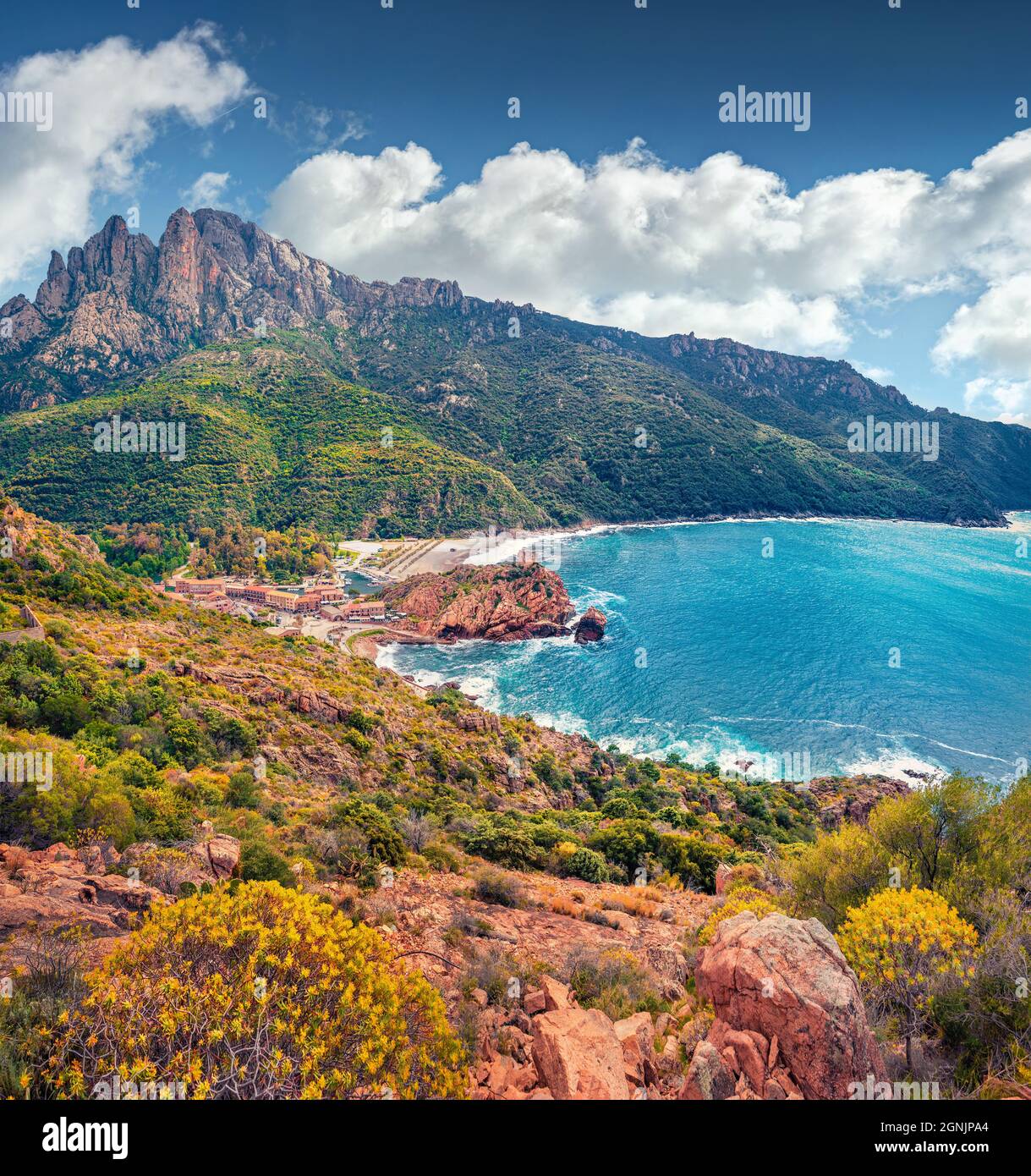 Paysage urbain printanier spectaculaire de Porto avec la tour de la Genoise de Porto Ota. Vue incroyable du matin sur l'île de Corse, la France, l'Europe. Super Mediterra Banque D'Images