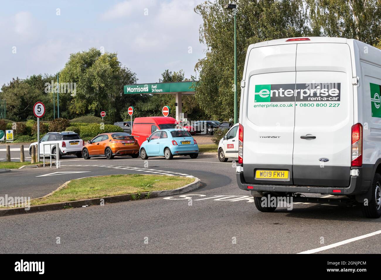Northampton, le 26 septembre 2021. Manque de carburant dans les garages en raison de l'absence de conducteurs HGV qui font la queue sur la route de Morrisons Kettering. Crédit : Keith J Smith./Alamy Live News. Banque D'Images
