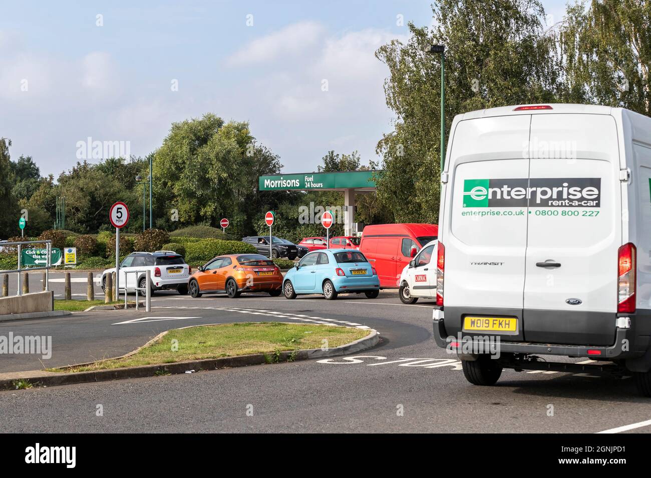 Northampton, le 26 septembre 2021. Manque de carburant dans les garages en raison de l'absence de conducteurs HGV qui font la queue sur la route de Morrisons Kettering. Crédit : Keith J Smith./Alamy Live News. Banque D'Images