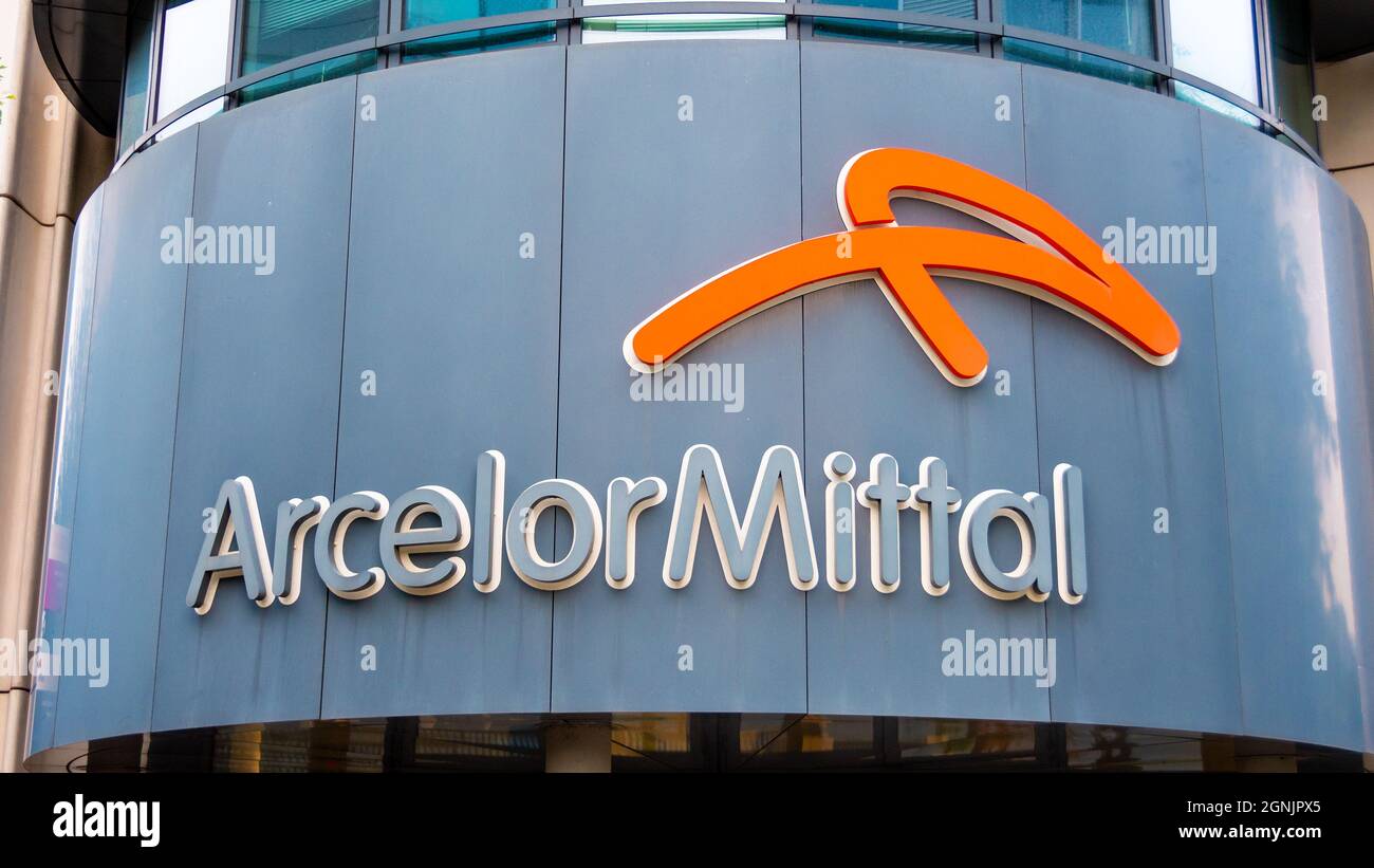 Logo sur le siège de la société ArcelorMittal France, filiale française du groupe sidérurgique mondial ArcelorMittal Banque D'Images