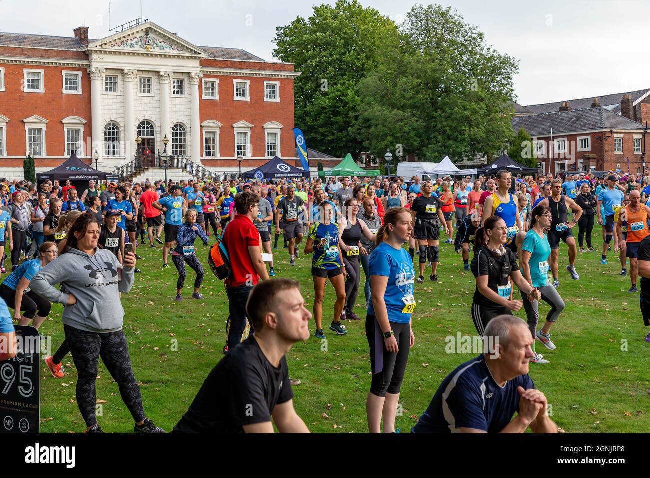 Warrington, Royaume-Uni. 26 septembre 2021. Dimanche 26 septembre 2021 - le Warrington Running Festival a eu lieu dans les rues locales, y compris un demi-marathon, 10K, 5K et Kid's Run. Organisé par « Run Through », les événements ont commencé depuis Winmarleigh Street et se sont terminés aux portes d'or emblématiques, en face de l'hôtel de ville de Warrington Credit: John Hopkins/Alay Live News Banque D'Images