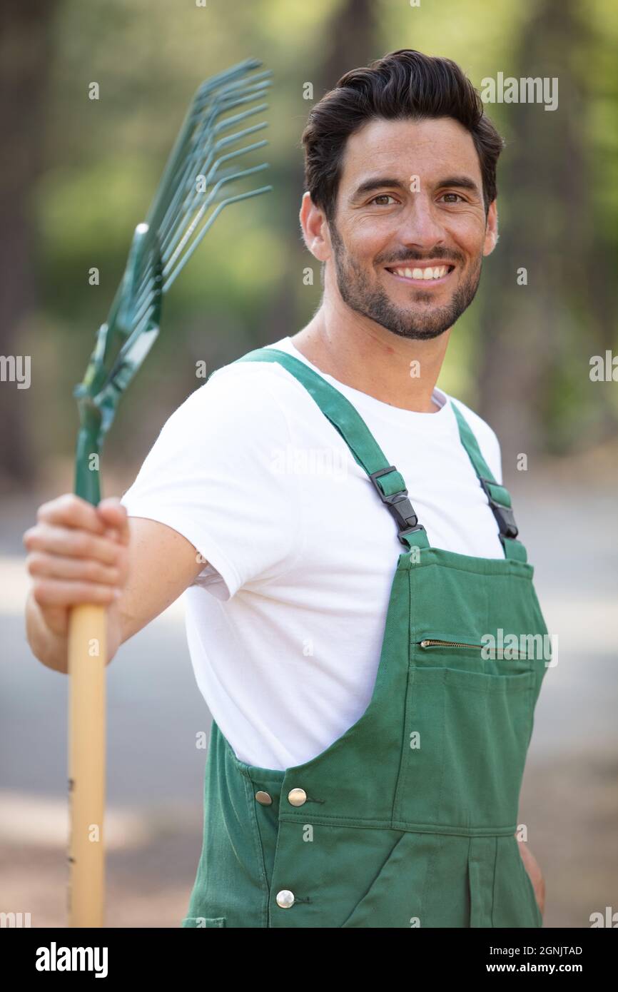 beau jardinier tenant un râteau Banque D'Images