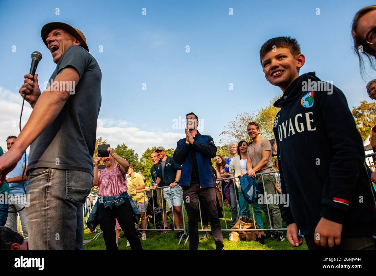 Un fermier réagit après avoir été annoncé comme le gagnant.pendant le championnat hollandais, les participants de différents légumes géants se disputent les uns contre les autres. Ils rivalisent dans leur propre catégorie pour le légume le plus grand, le plus long et/ou le plus lourd. La pesée des citrouilles géantes et d'un certain nombre d'autres légumes géants est enregistrée auprès du Grand Commonwealth des citrouilles (BPC). Cette année, le gagnant était un jeune agriculteur avec une citrouille géante de 887 kg. (Photo par Ana Fernandez / SOPA Images / Sipa USA) Banque D'Images