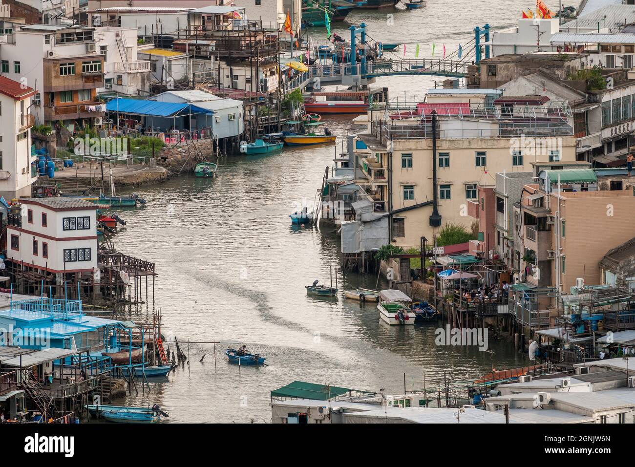 Vue téléobjectif des maisons à pilotis ('pang uk') et des petits bateaux à Tai O, île de Lantau, Hong Kong Banque D'Images