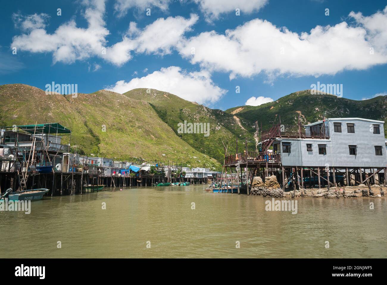 Maisons à pilotis ('pang uk') et petits bateaux à Tai O, île Lantau, Hong Kong Banque D'Images