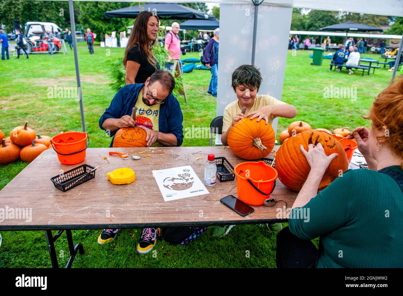 Une famille a envie de citrouilles pour Halloween.pendant le championnat hollandais, les participants de différents légumes géants rivalisent les uns contre les autres. Ils rivalisent dans leur propre catégorie pour le légume le plus grand, le plus long et/ou le plus lourd. La pesée des citrouilles géantes et d'un certain nombre d'autres légumes géants est enregistrée auprès du Grand Commonwealth des citrouilles (BPC). Cette année, le gagnant était un jeune agriculteur avec une citrouille géante de 887 kg. (Photo par Ana Fernandez / SOPA Images / Sipa USA) Banque D'Images