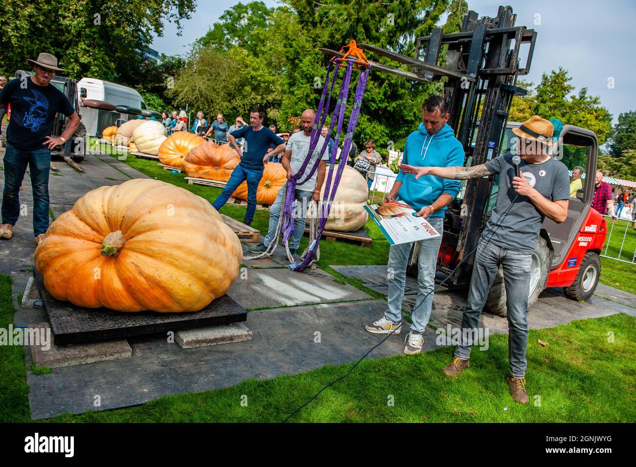 L'hôte est vu présenter la prochaine citrouille géante à peser.pendant le championnat hollandais, les participants de différents légumes géants rivalisent les uns contre les autres. Ils rivalisent dans leur propre catégorie pour le légume le plus grand, le plus long et/ou le plus lourd. La pesée des citrouilles géantes et d'un certain nombre d'autres légumes géants est enregistrée auprès du Grand Commonwealth des citrouilles (BPC). Cette année, le gagnant était un jeune agriculteur avec une citrouille géante de 887 kg. (Photo par Ana Fernandez / SOPA Images / Sipa USA) Banque D'Images