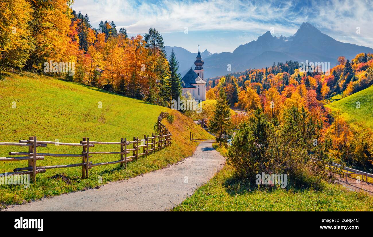 Image emblématique de la Bavière avec l'église Maria Gern avec le pic Hochkalter en arrière-plan. Scène d'automne ensoleillée des Alpes. Beau paysage de l'Allemagne pays Banque D'Images