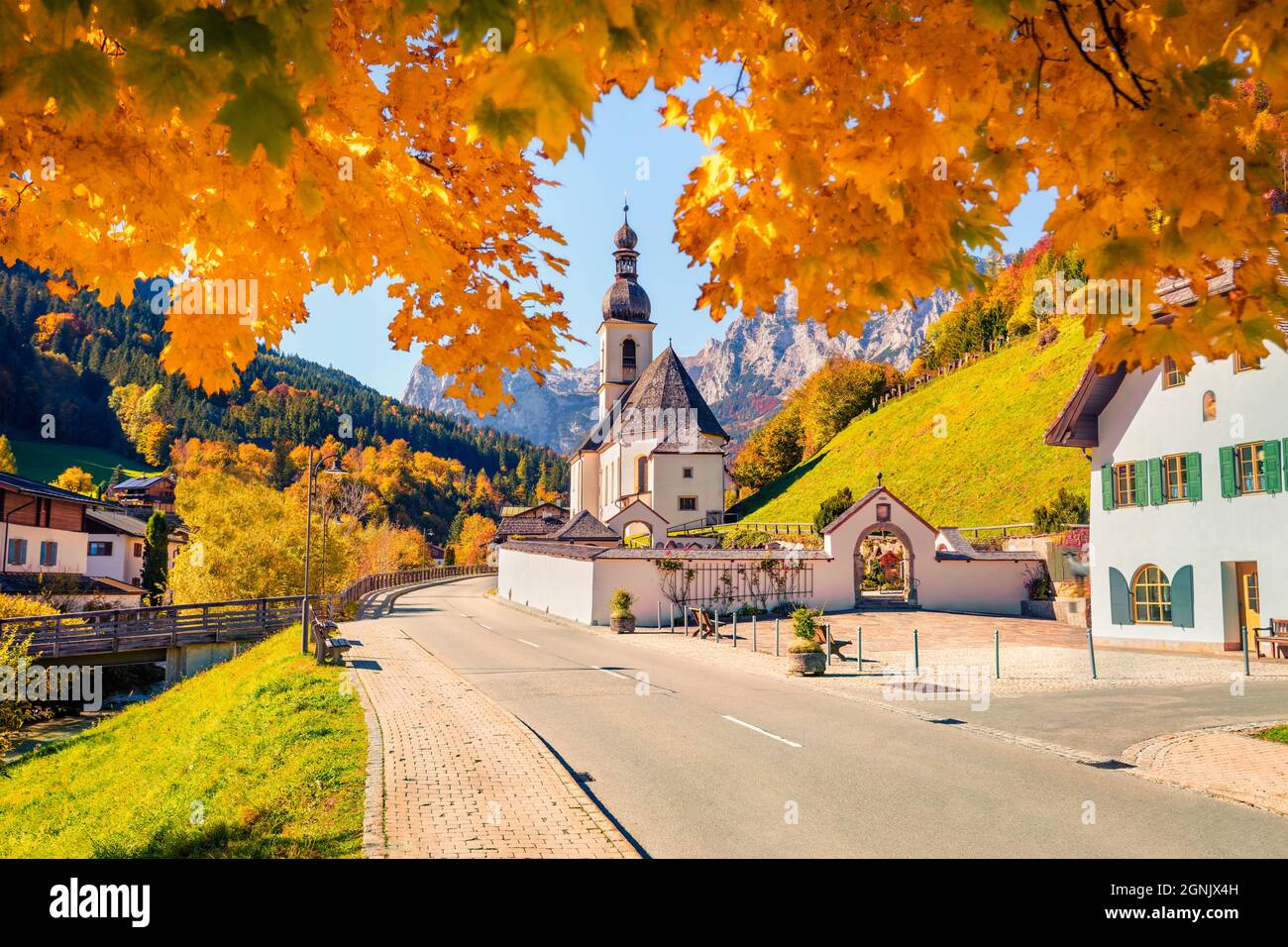 Magnifique paysage d'automne. Fabuleuse scène matinale de l'église paroissiale de Saint-Sébastien. Vue d'automne colorée sur les Alpes bavaroises, Ramsau BEI Berchtesgaden vi Banque D'Images