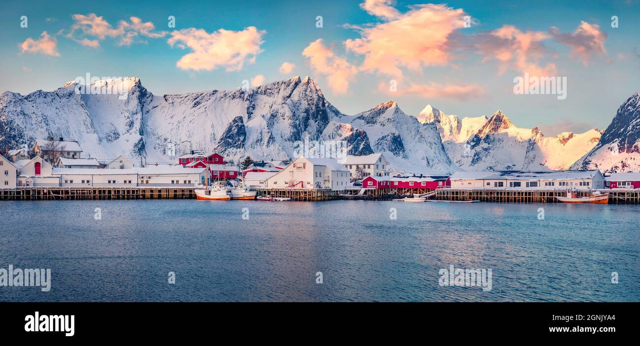 Paysage urbain d'hiver panoramique de petite ville de pêche - Hamnoy, Norvège, Europe. Superbe paysage marin matinal de la mer de Norvège. Paysage emblématique de l'île Lofoten Banque D'Images